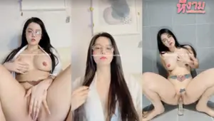 xxx คลิปหลุด คลิปหลุดไลฟ์สด สาวหมวยสักลายทรงซ้อมาแหกขาเล่นเสียวเปิดนมก่อนนั่งขย่-300x450